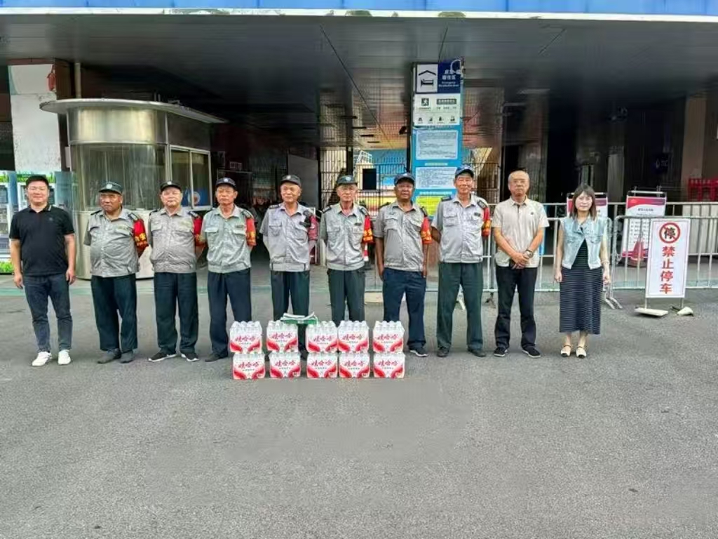夏日送清凉 暖意润人心
